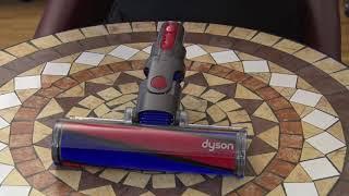 Dyson V11 Absolute Pro - Reinigung der Elektrobürste mit Softwalze