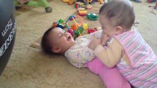 Дочки двойняшки играют друг с другом и улыбаются,Twins Baby Playing Together