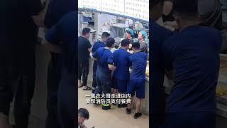 消防员凌晨救援结束就餐，被神秘大哥“战术偷袭”买单 #消防员 #正能量