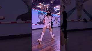 #rollerskatinggirl #rollerskatingrink #howtohavefun#rollerskatingdance #musicgenre #dance