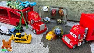 Car Carrier & Construction Vehicles Rescue Cars Trapped in Ice!【Kuma's Bear Kids】