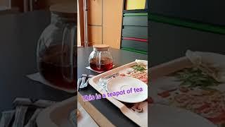 Это пицца и чай ( This is a pizza and tea)