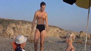 John Saxon en sunga Mr. Hobbs take a vacation