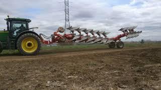 Impressive John Deere 8370r  plowing