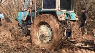 ЮМЗ застрял МТЗ пришел на помощь/ MTZ-80 helps another tractor that got stuck in mud