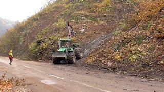 Rizikové kácení nad uzavřenou silnicí II/379, lesní technika, ruční i strojní kácení stromů #logging