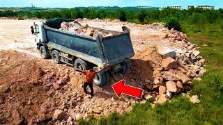 OMG!! 25ton Trago Dump Truck Back Fail Stuck Komatsu D68E, D58E, D40E Bulldozer Pushing Big Stones