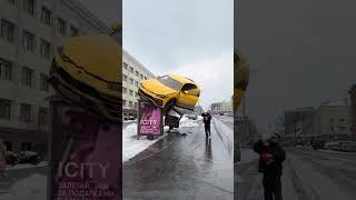  ¿IA o Real? Lamborghini DESTROZADO encima de una parada de BUS 