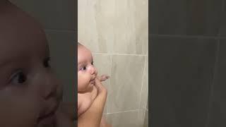 Bebé bañándose en la ducha