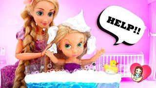 Princess ELSA TODDLER Doesn't Like To Take A BATH | Luna's Toys