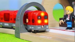 BRIO Zug im Metro Tunnel & Feuerwehrmann + Polizei Züge | Holz Spielsachen für Kinder deutsch