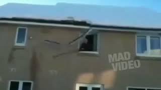 Дед сбил сосульку