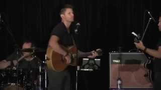 Jensen Ackles sings Lynyrd Skynyrd's "Simple Man," at Supernatural VanCon 2015