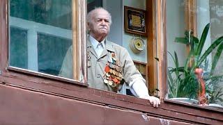 Parade under the sergeant's Windows! The military personally congratulated veterans on Victory Day