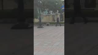 Зеленский пешком пошел из Мариинского парка в АП