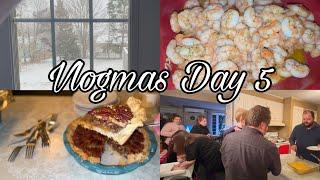 hosting my entire family on a snowy day for a cozy meal from scratch VLOGMAS DAY 5 