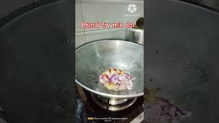 #आज मैने बनाया लंच बॉक्स में भिंडी फ्राई mix दाल #food #shortvideo #youtube #recipe #दीपिका#foodcont