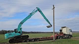 Kobelco excavator driving to truck for transportation