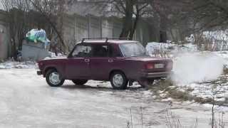 Машина буксует на льду The car skids on ice Зима winter