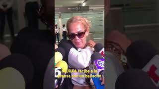 NIURKA recibe a la prensa echándose un bailecito en el aeropuerto  #niurka