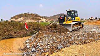 Incredible A team with many years of experience who dare to pour gravel into SHANTUI deep water tank