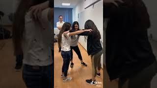 بنات يرقصن على اونانا