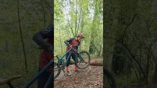 Usa esta técnica para SALTAR troncos en bicicleta
