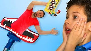 Злой ПЫЛЕСОС ПРОГЛОТИЛ Папу Ясина и M&M's