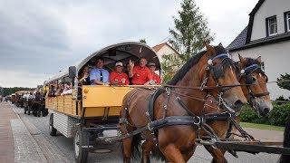 Titanen der Rennbahn fahren durch Brück