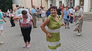 20.07.24г..."Лимончики"... Банд Одесса... звучит на танцполе в Гомельском парке...