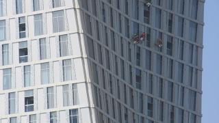 Dubai Fensterputzer in luftiger Höhe Dubai Window cleaner in airy height Dubai Limpieza de ventanas