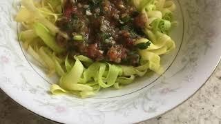 Zucchini spaghetti . Спагеті з кабачків з соусом . Жива їжа