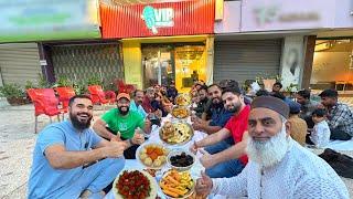 Aj puri team ne sath iftar kia  Vip popsicles ke bahar mahol bana dia 