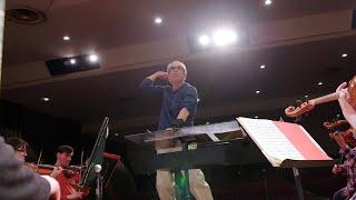 New technology helps music conductor ease Parkinson’s symptoms