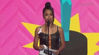 Liza Koshy Presents Breakout Creator to Emma Chamberlain - Streamys 2018