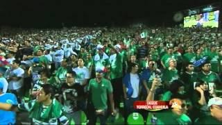 Víctor García cantando el Himno Nacional