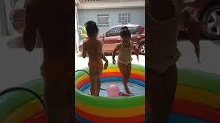 laurinha brincando na piscina dia de verão muito calor #shorts