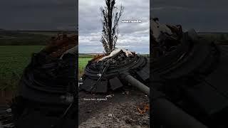 A destroyed Russian T-80 BVM tank somewhere on the front lines #warinukraine #russia #tanks #shorts