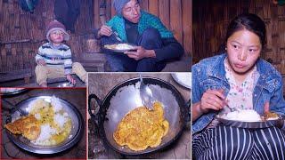 manjita cooks egg curry and rice in her shed for her husband and son || shepherd life of Nepal ||