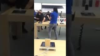 Драка в Apple Store