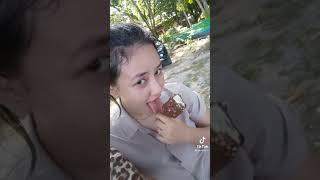 Makan eskrim enak dan seger...