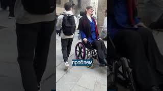 Занимает Сразу 6 Мест в Самолёте и Летит Лёжа