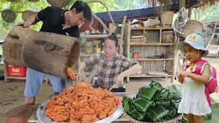 The husband works in the garden, the wife cooks sticky rice and sells it, enjoying family happiness