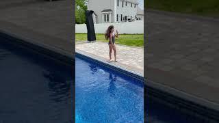 Sofia na piscina