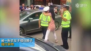 协警现场执法，路过女子搂脖强吻
