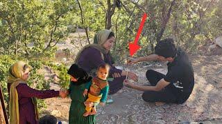 "A stunning gesture: Reza's gift, a very beautiful bracelet for Zeinab"️🫶