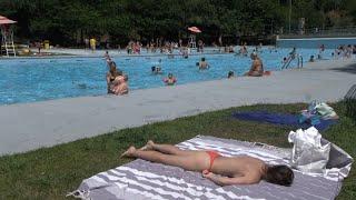 Poc topless a les piscines públiques malgrat ser ara una pràctica permesa