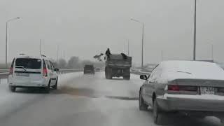 В Алматинской области посыпают дорогу песком