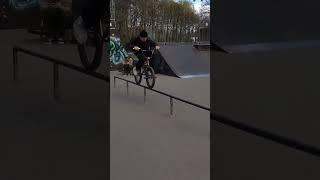 Очень сложный трюк на бмх #shorts #bmx #bmxstreet #бмх #бмхстрит