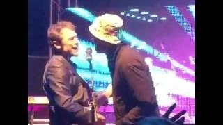 Yannick Noah and Mats Wilander singing at Puente Romano